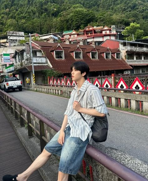 greenspring_'s tweet photo. "they said it’s because they want to brag that they saw a handsome tourist" I MEAN LOOK AT YOU.... i would do the same https://t.co/G7ToF3PvIB