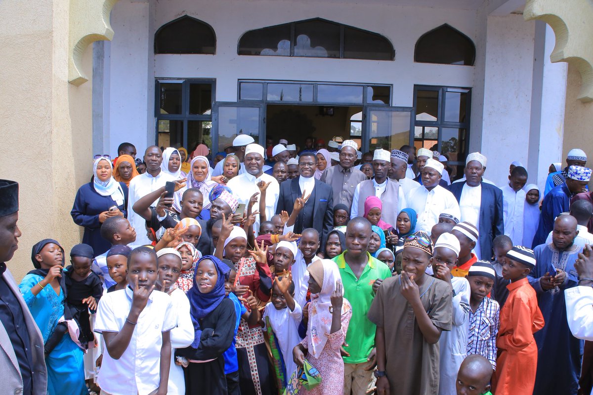 BugandaKingdom_'s tweet photo. Katikkiro Charles Peter Mayiga avumiridde ebikolwa by'okukwata abantu ebisusse mu ssaza Butambala by'agambye nti bitadde abantu ba Kabaka ku bunkenke, era asabye wabeewo okutabagana okusinga okusika omuguwa nga Kabaka bwe yalagidde mu bubaka bwe obwa Eid.

Kamalabyonna bino abyogeredde Butambala bw'abadde yetabye mu kusaala Eid Al-Fitr mu muzikiti gw'e Kabasanda. Asabye wabeewo okutabagana okusinga okusika omuguwa nga Kabaka bwe yalagidde mu bubaka bwe obwa Eid. Al-Fitr 2026.

Ebisingawo 👇🏾 
https://t.co/nx7WJqYEVf
