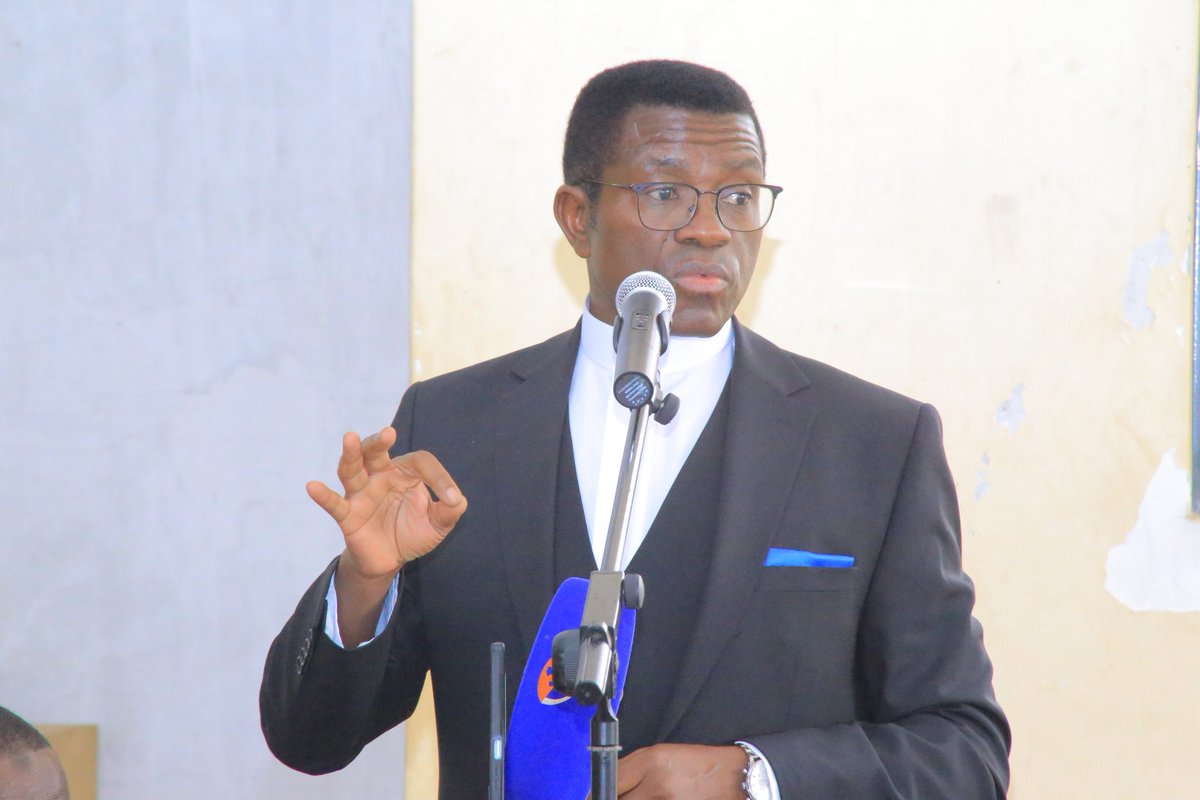 BugandaKingdom_'s tweet photo. Katikkiro Charles Peter Mayiga avumiridde ebikolwa by'okukwata abantu ebisusse mu ssaza Butambala by'agambye nti bitadde abantu ba Kabaka ku bunkenke, era asabye wabeewo okutabagana okusinga okusika omuguwa nga Kabaka bwe yalagidde mu bubaka bwe obwa Eid.

Kamalabyonna bino abyogeredde Butambala bw'abadde yetabye mu kusaala Eid Al-Fitr mu muzikiti gw'e Kabasanda. Asabye wabeewo okutabagana okusinga okusika omuguwa nga Kabaka bwe yalagidde mu bubaka bwe obwa Eid. Al-Fitr 2026.

Ebisingawo 👇🏾 
https://t.co/nx7WJqYEVf