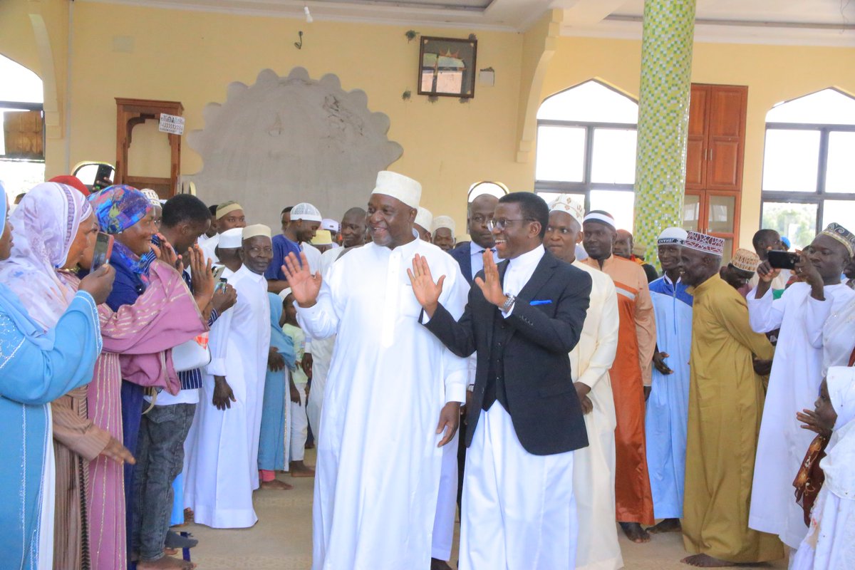 BugandaKingdom_'s tweet photo. Katikkiro Charles Peter Mayiga avumiridde ebikolwa by'okukwata abantu ebisusse mu ssaza Butambala by'agambye nti bitadde abantu ba Kabaka ku bunkenke, era asabye wabeewo okutabagana okusinga okusika omuguwa nga Kabaka bwe yalagidde mu bubaka bwe obwa Eid.

Kamalabyonna bino abyogeredde Butambala bw'abadde yetabye mu kusaala Eid Al-Fitr mu muzikiti gw'e Kabasanda. Asabye wabeewo okutabagana okusinga okusika omuguwa nga Kabaka bwe yalagidde mu bubaka bwe obwa Eid. Al-Fitr 2026.

Ebisingawo 👇🏾 
https://t.co/nx7WJqYEVf