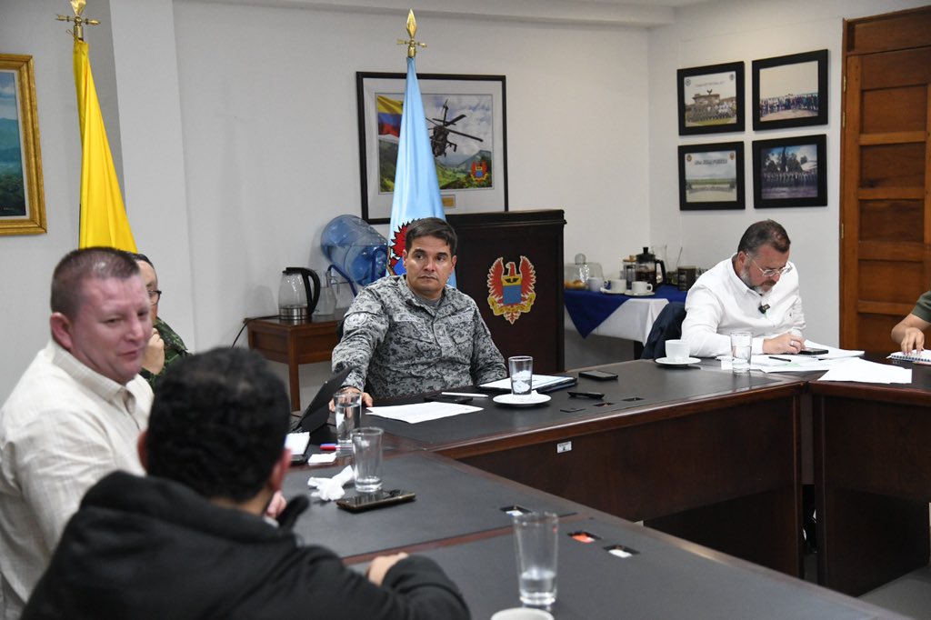 FuerzaAereaCol's tweet photo. Con el objetivo de fortalecer la seguridad en el oriente antioqueño, autoridades civiles, militares trabajan de manera articulada para consolidar acciones efectivas en beneficio de la comunidad.

➡️https://t.co/423Kx53jIS

#AportamosALaPaz
#AdAstra🚀
#CACOM5 https://t.co/o7CifcPm8W