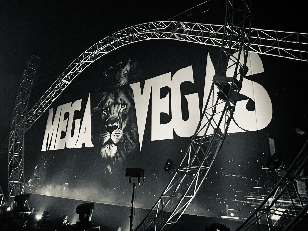 神戸メガベガスのSiMのスイッチャーからの大阪に移動。最近は編集続きだったから現場楽しいね！