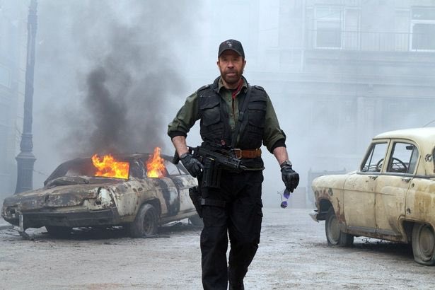 Doctor_213's tweet photo. 今やアクション界のレジェンドでもある
チャック・ノリスが亡くなった…。

『テキサスSWAT』『地獄のヒーロー』『地獄のコマンド』『デルタフォース』『野獣捜査線』、そして『エクスペンダブルズ2』。
数々の作品で、一匹狼のアウトローを体現してきた。

80年代アクション映画に確かな存在感と華をもたらした名優のひとり。

『エクスペンダブルズ2』では、
「キングコブラに噛まれた。5日後、死んだのはコブラだった」そんな伝説級のパワーワードで、圧倒的な“強者感”を見せつけたのも忘れられない。

唯一無二の存在に、心からの敬意を。
R.I.P