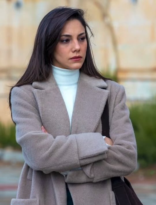 bayram ziyaretinde dersler hakkında tavsiye veren ,ilişki koçluğu yapan mutfakta kzılarla kahve içip dedikodu yapan yeni evli yenge