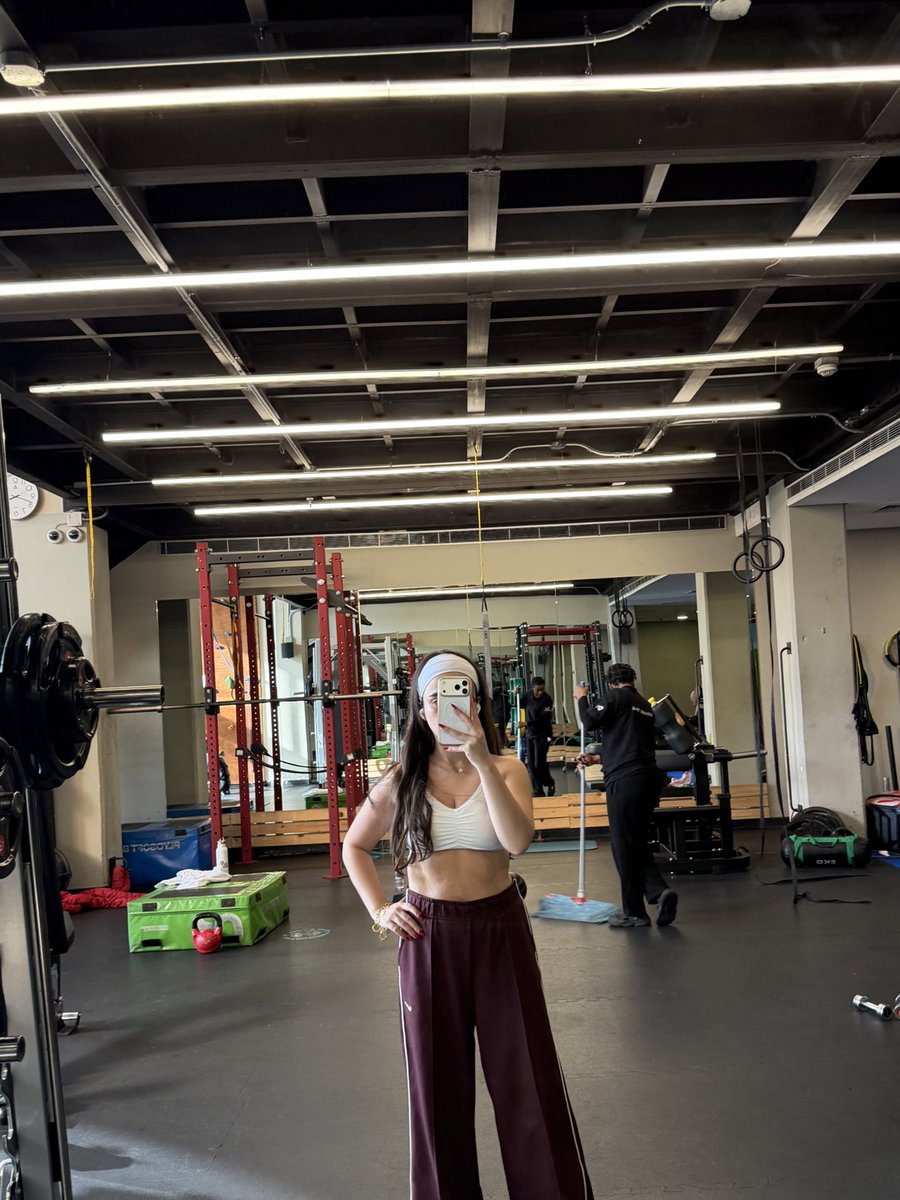 Chloe 💸 tweet media