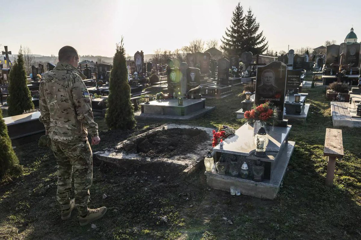 46-year-old Nazar Daletskyi from the Lviv region has returned home after nearly four years in Russian captivity and visited his own “grave” for the first time that his family had mistakenly created due to a false DNA test.