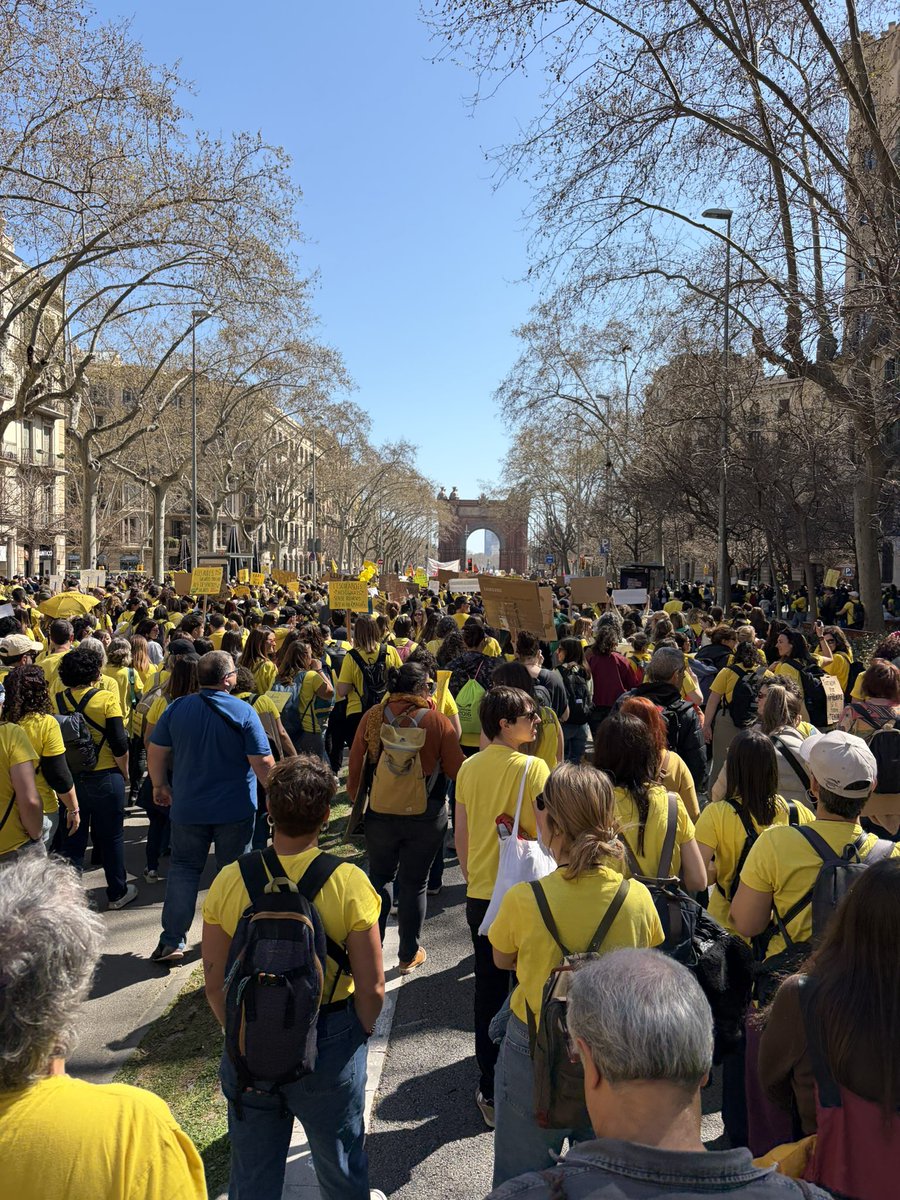 PBirlanga's tweet photo. @AlbertDalmau @bernatsurroca @OriMarch @naciodigital Has sortit al carrer avui? Potser és urgent que reconeguis el teu error històric! https://t.co/QydEdvhze0