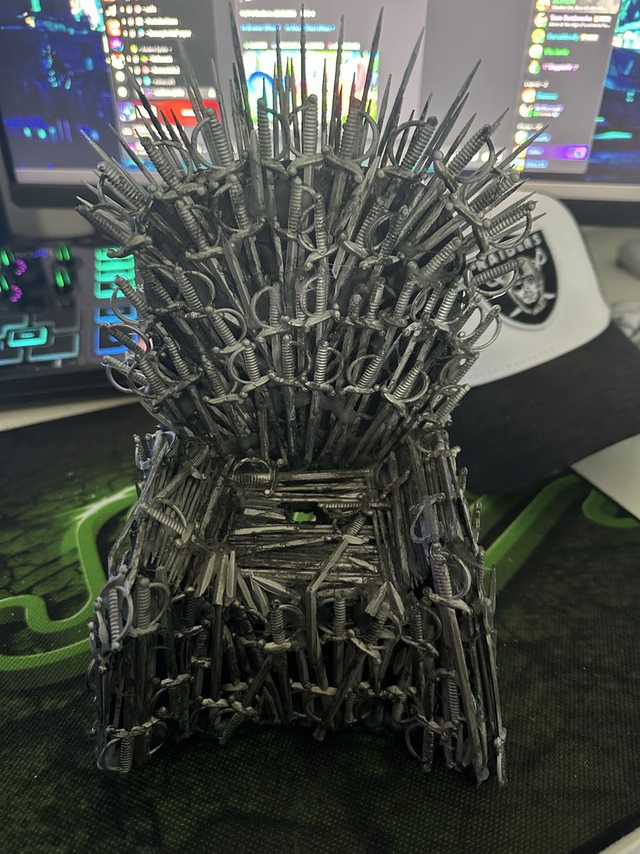 dennis3902's tweet photo. @GameOfThrones #gameofthrones @Fortnite My girlfriend made it herself. the throne of Game of Thrones https://t.co/r04m2QAMIX