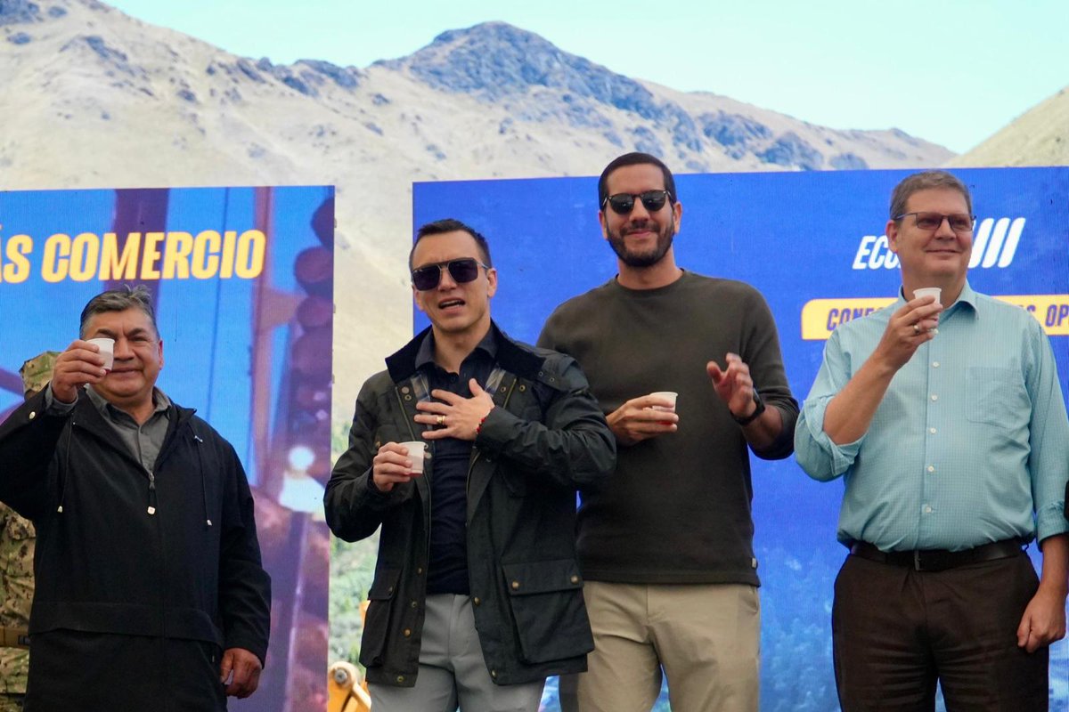 BorisWeber's tweet photo. La infraestructura que conecta territorios también impulsa el desarrollo.

Junto al Presidente @DanielNoboaOk y al Ministro @RobertoLuqueN de @MIT_Ecuador, se inició la rehabilitación de la vía Cuenca–Molleturo–El Empalme.

Un paso clave para reconectar la Sierra y la Costa. https://t.co/kAE2XvdAIz