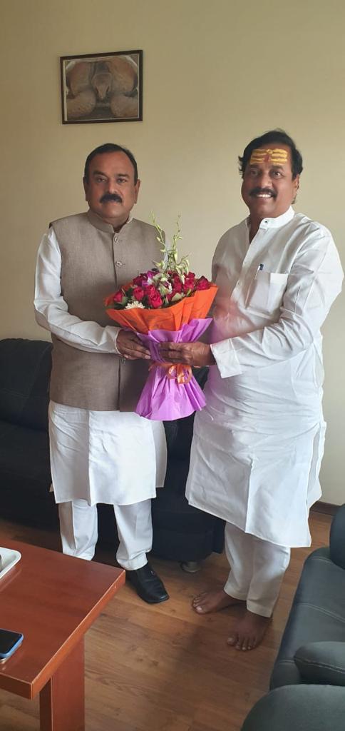 k_chandrak70252's tweet photo. @Marathi_Rash कॅबिनेट साफ होईल ताई तिकडची त्यांची पोस्ट करत आहे इकडची त्यांची

आधी भाजप ची शिंदे ची पोस्ट केलीत आणि शिंदेची फडणवीस ची
ह्यात काँग्रेस ची फक्त फॉरवर्ड करत आहेत https://t.co/jTb6oHbrvE