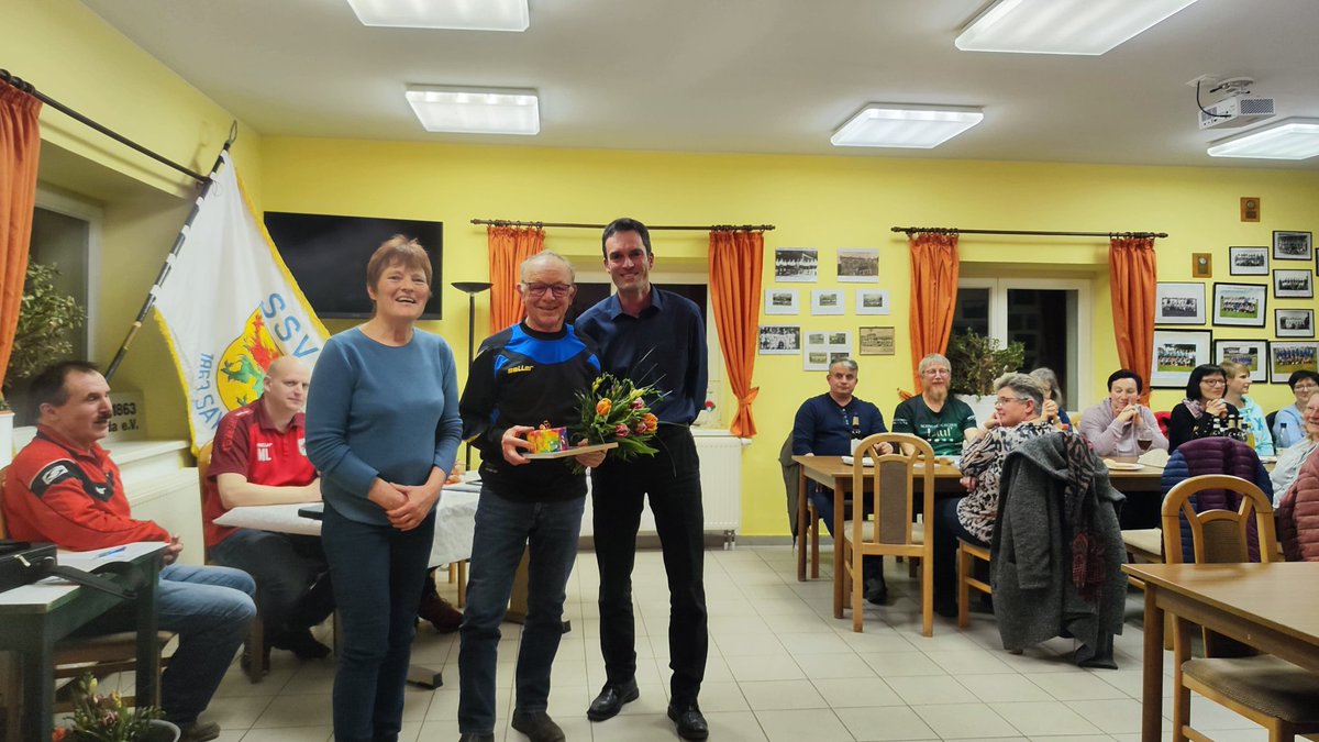 SSVFussball's tweet photo. Frank Winkler, einer unserer besten ⚽ Torschützen aller Zeiten, wurde am gestrigen Tag, bei der Jahreshauptversammlung in der SBS, zum Ehrenmitglied des SSV 1863 Sayda e.V ernannt! Herzlichen Glückwunsch "Atze" ! https://t.co/zygLTEcjgc