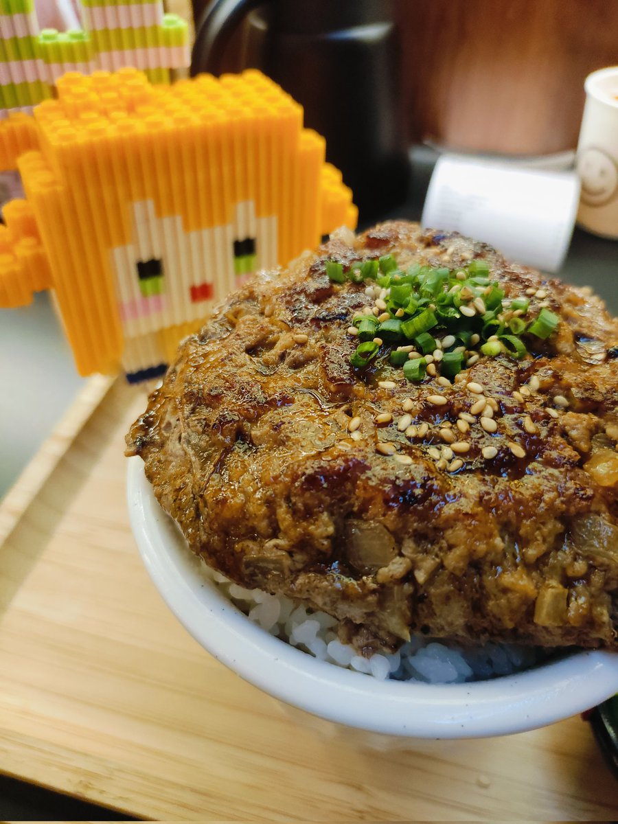 BuSheng33's tweet photo. #あっぱれはれるん #はなまるお絵かき
ぱれるんお誕生日おめでとうございます！🥳 🎂新しい年も幸せでおいしいご飯を食べたい！寂しい一年でしたが……でも私はあなたが帰ってくる日まで頑張ります！その前に、ぜひ生活してみてくださいね！🍊😭 https://t.co/QM44lSF0n6