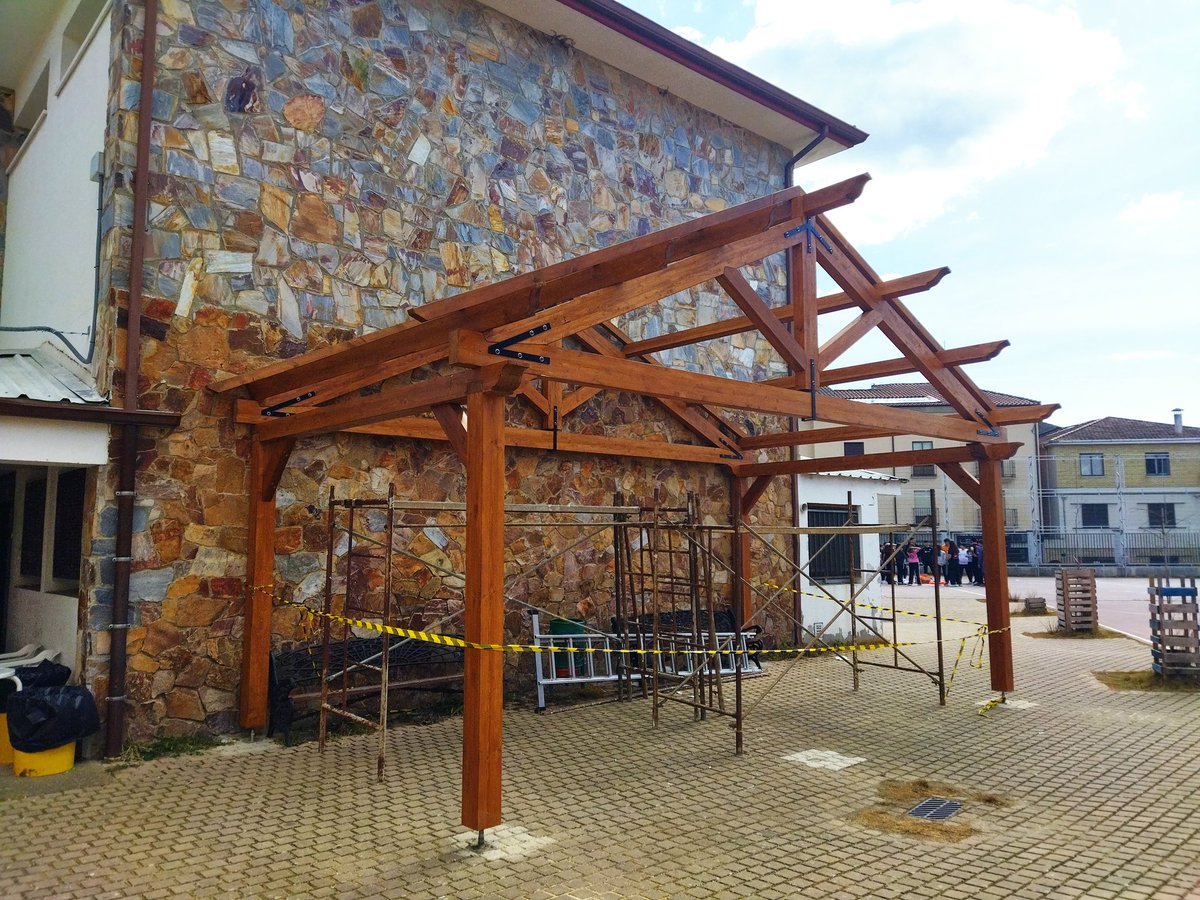 IESTIERRA_CR's tweet photo. El departamento de madera pone recta final a la pérgola del patio.  La FP de Instalación y Amueblamiento de nuevo demuestra su aplicación práctica en el entorno. Una formación con salidas. #FPdecalidad #FPFormaciónyempleo #IESTierradeciudadrodrigo https://t.co/PYZfsSvgoQ