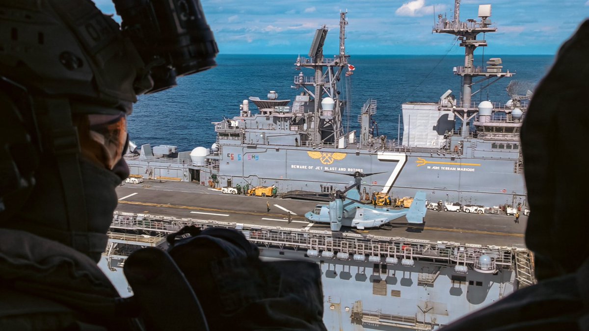 USDailyNow's tweet photo. BREAKING: US accelerating deployment of ~2,500 Marines + amphibious warships (USS Tripoli) to Middle East amid Iran war. Reinforcements for Strait of Hormuz security & Epic Fury ops. Trump: No ground troops in Iran. Prayers for our troops—stay safe! 🇺🇸⚓💪
#USMilitary #IranWar #OperationEpicFury #MarinesDeployed