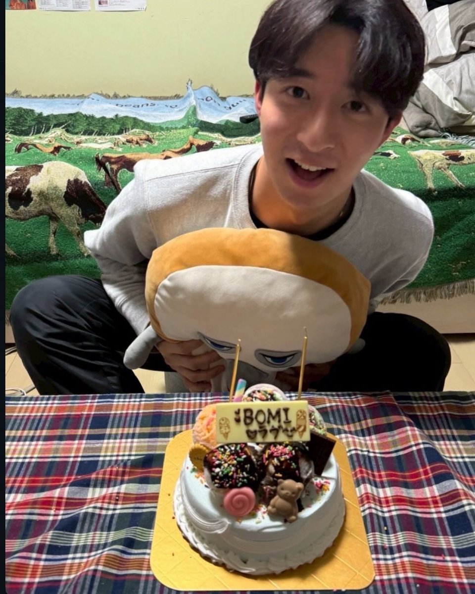 XiaozhanTo's tweet photo. So it was his friends who came up with this cake. https://t.co/FEj2zxm7Ue