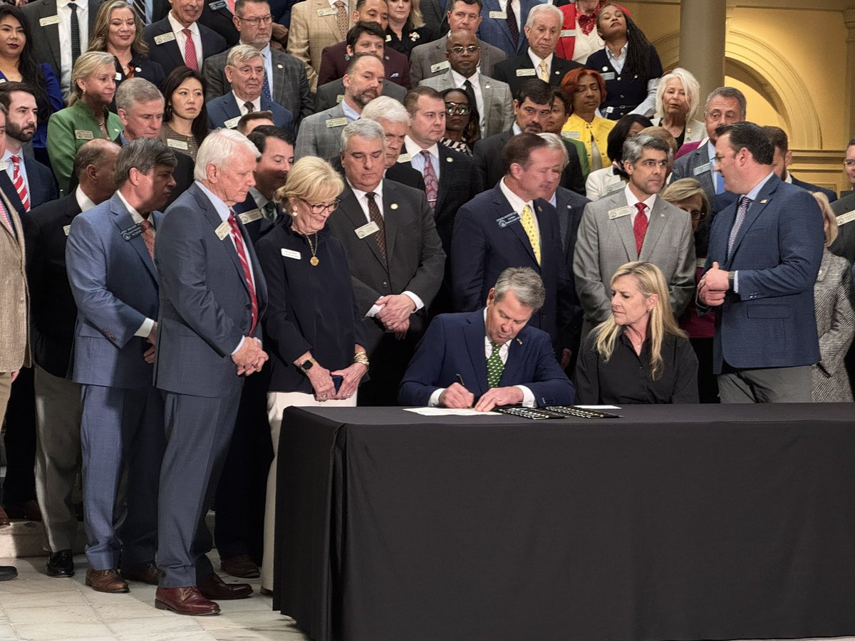 Sarah Kallis tweet media