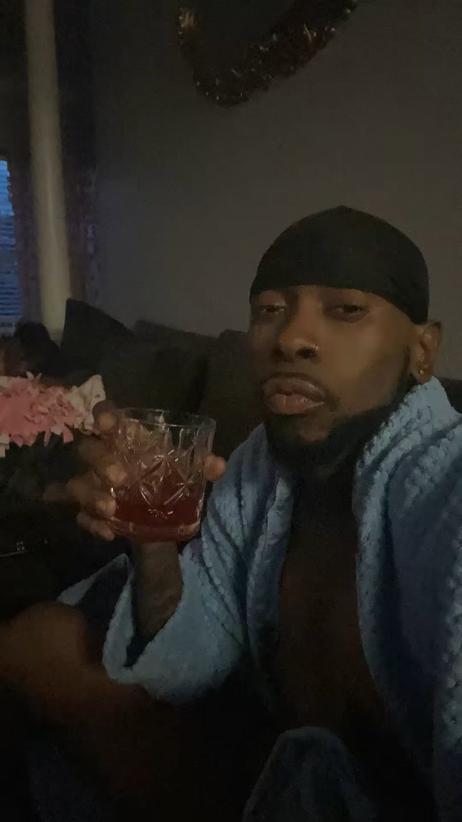 BigMarch8wc's tweet photo. Morning 💩 and wine 😂 https://t.co/ccKttbQlQ9