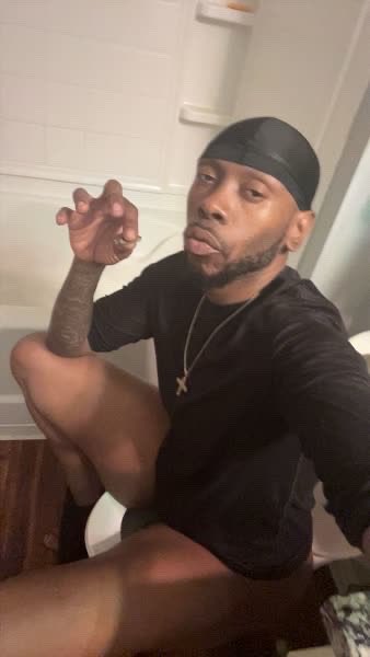 BigMarch8wc's tweet photo. Morning 💩 and wine 😂 https://t.co/ccKttbQlQ9