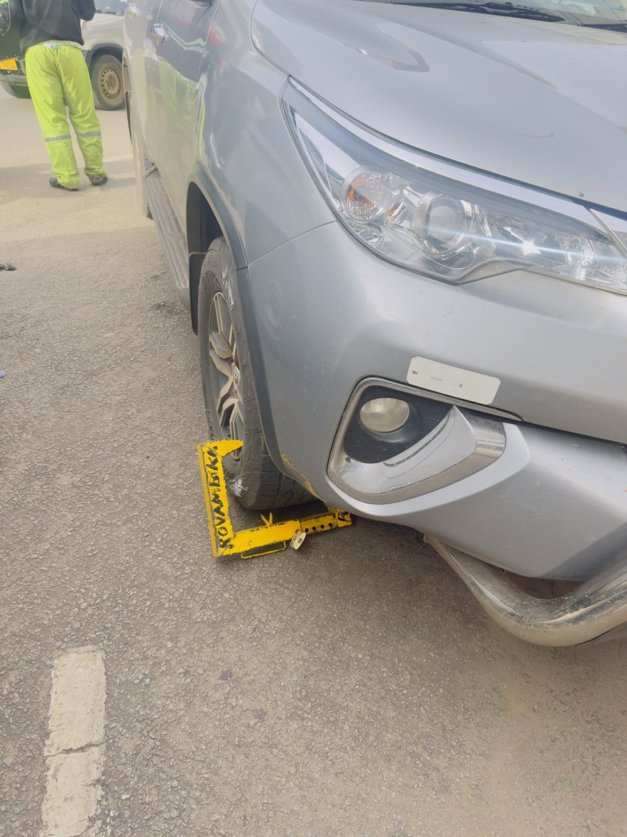 doctravaz's tweet photo. @CityParkingHre I got clamped after having paid using *192#. 
I parked at 14:18 and made the first payment. Realizing that my business was taking longer, i made another payment at 15:10 before the initial ticket had expired. 
Only to come out at 15:30 to find my car clamped. https://t.co/x8A6SYAElR