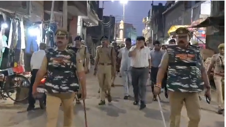 bstvlive's tweet image. अम्बेडकरनगर : जिले में कल मनाया जायेगा ईद का त्यौहार 

➡ईद से पहले डीएम और एसपी का पैदल मार्च 
➡भारी पुलिस फोर्स संग टांडा शहर में पैदल मार्च 
➡शांतिपूर्ण तरीके से त्यौहार मनाने की अपील 

#AmbedkarNagar #Eid2026 #SecurityPatrol @ambedkarnagrpol