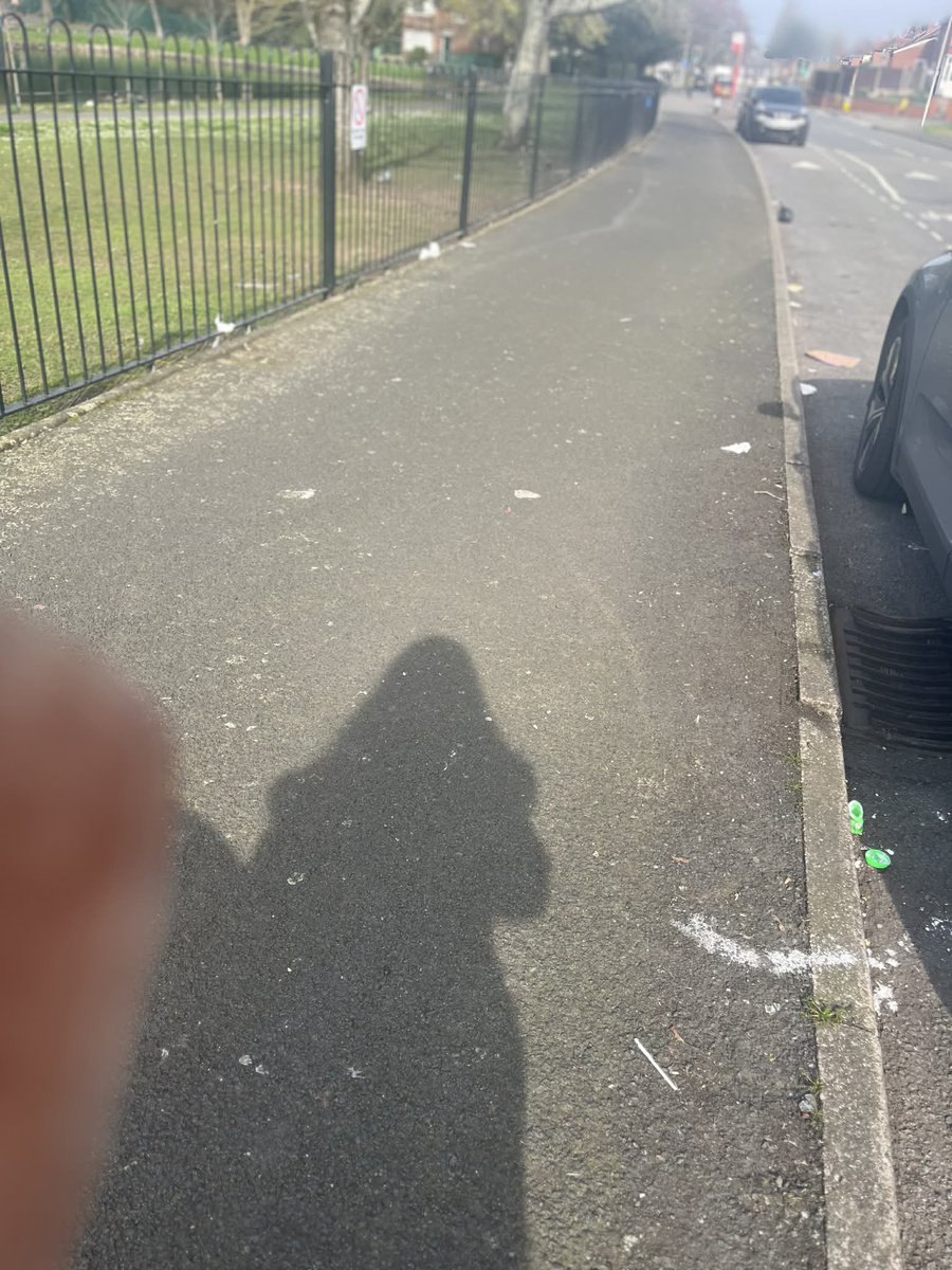 Litterwatch1's tweet photo. Huge thank you to Simi and family for heading out litter picking together in Smethwick👏💚
Looks like they even had a cheering squad…with the ducks quacking away in the background 🦆😄
We’re taking that as a round of applause for a job well done!
#litterwatch #gbspringclean https://t.co/9Q7nMUH43j