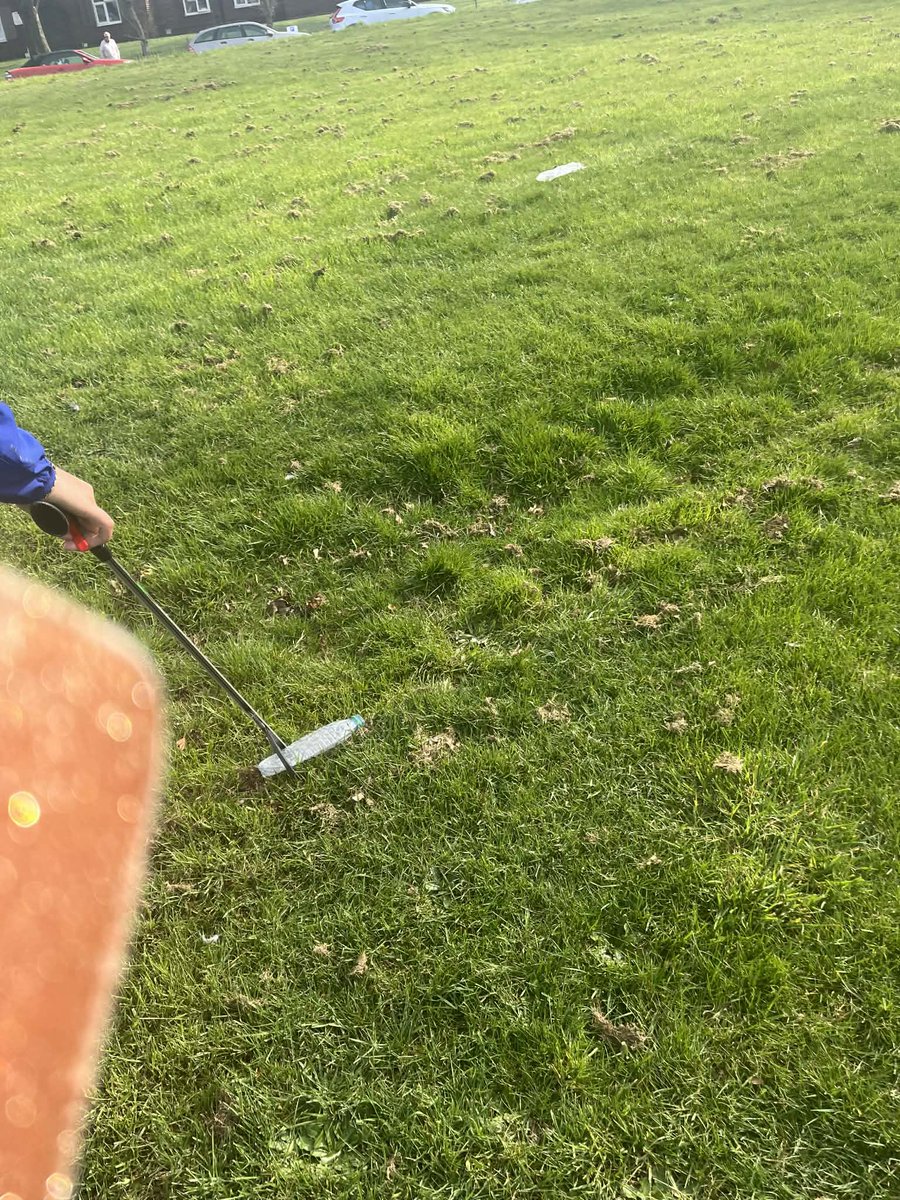 Litterwatch1's tweet photo. Huge thank you to Simi and family for heading out litter picking together in Smethwick👏💚
Looks like they even had a cheering squad…with the ducks quacking away in the background 🦆😄
We’re taking that as a round of applause for a job well done!
#litterwatch #gbspringclean https://t.co/9Q7nMUH43j