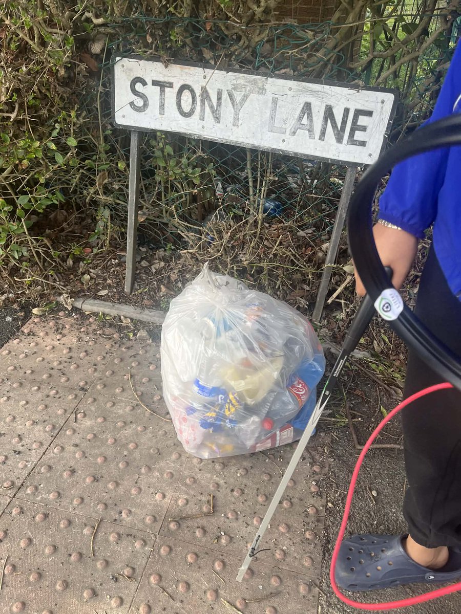Litterwatch1's tweet photo. Huge thank you to Simi and family for heading out litter picking together in Smethwick👏💚
Looks like they even had a cheering squad…with the ducks quacking away in the background 🦆😄
We’re taking that as a round of applause for a job well done!
#litterwatch #gbspringclean https://t.co/9Q7nMUH43j