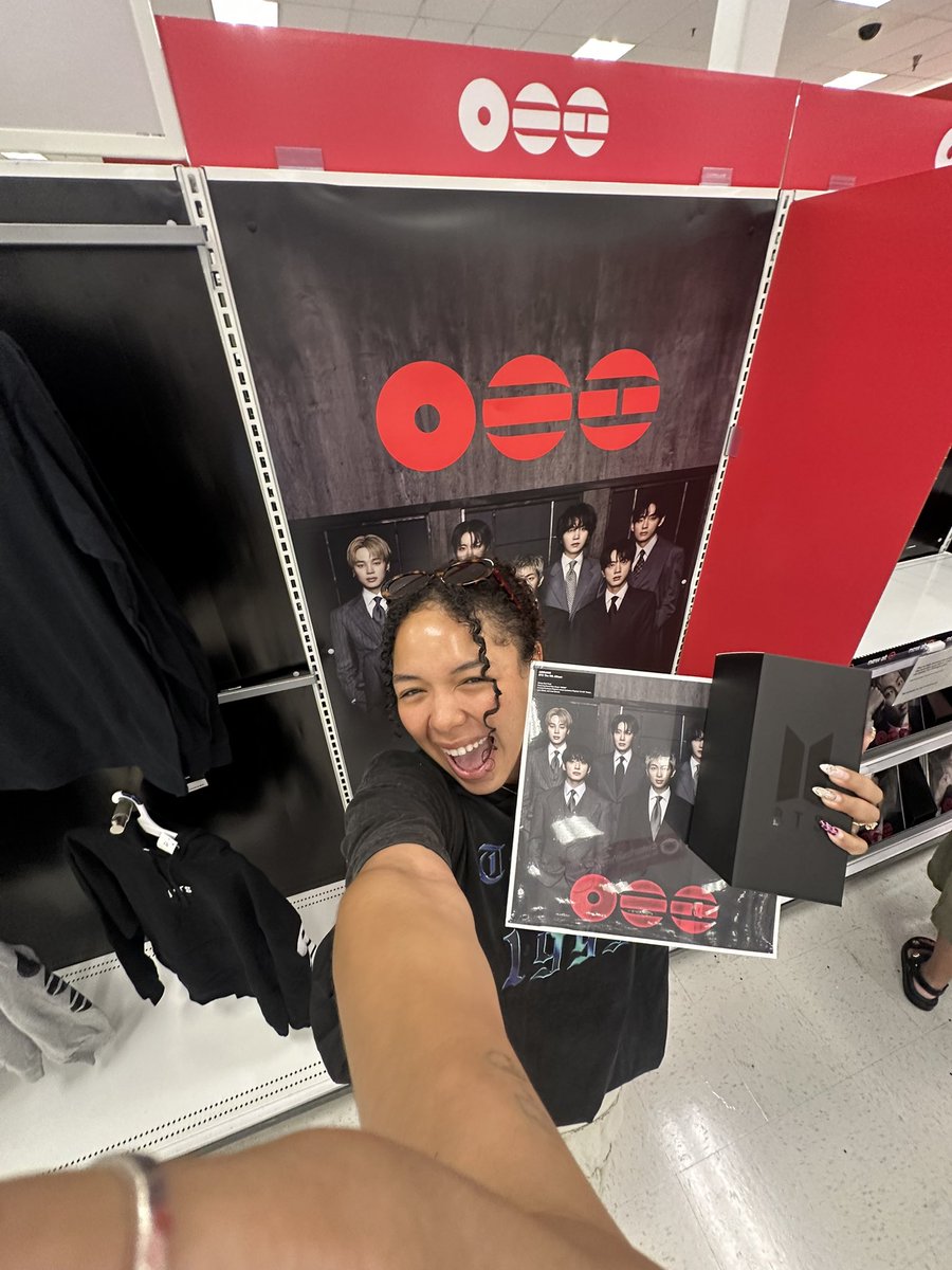 chrystal⁷ is seeing bts!! 🌟 tweet media