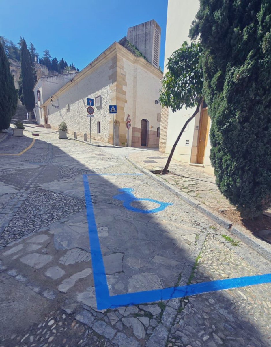⚠️⛔️ #ATiendeQ en los barrios
Pintado de viales en barrios de #Antequera

Actuaciones en favor de:
🧑‍🦽Accesibilidad 
🚙 Movilidad

Zona:
▫️Plaza de las Descalzas

¿Quieres contactar con nosotros?
📲 En la #APP de ATiendeQ
✅ En WhatsApp: 689 41 02 95