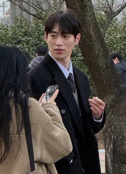 0dan79's tweet photo. 드라마 <너 말고 다른 연애>

서강준 목격짤 뜬거 개좋다.....
약지에 반지낀거까지...💗 https://t.co/iFZS18OC7F