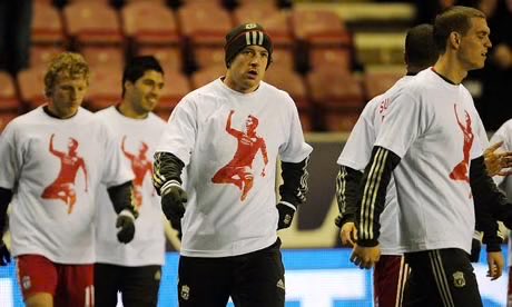 Fazla tevazunun sonu yaptıkları ırkçılıkla Adeyemi’yi ağlatan, suarez Evra’ya ırkçılık yaptığı için ceza aldığının ertesi günü suarez t shirtleriyle sahaya çıkan takımdan ırkçılık dersleri dinlemektir.