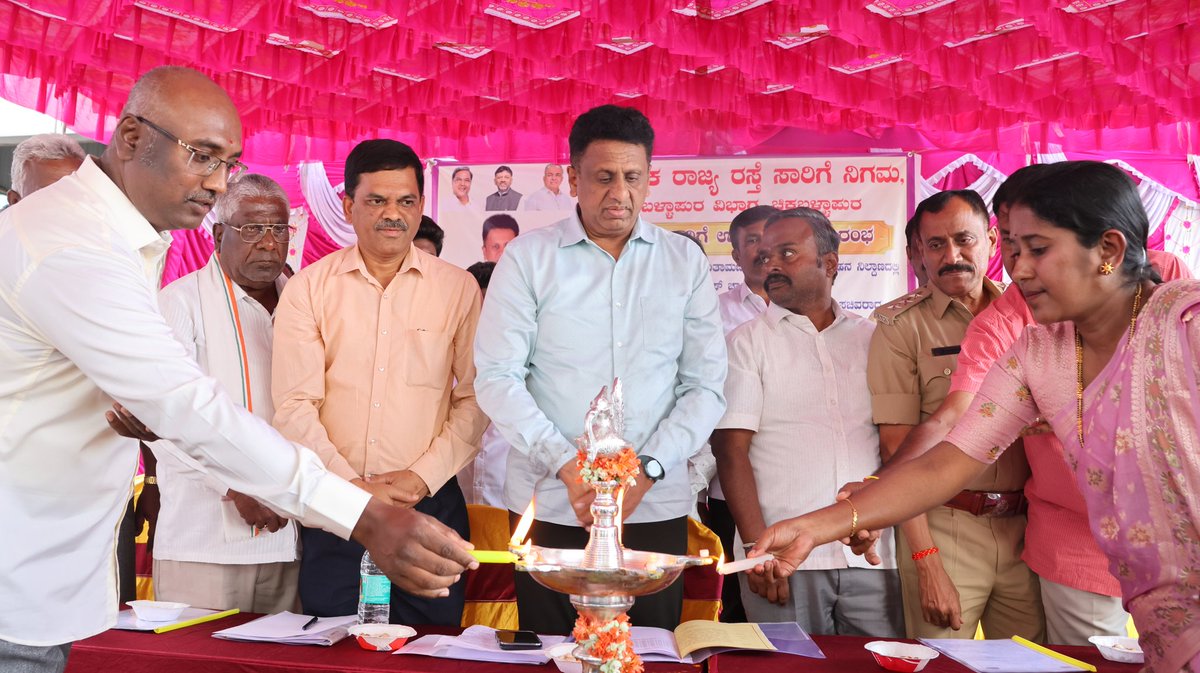 drmcsudhakar's tweet photo. ಚಿಂತಾಮಣಿ ನಗರ ಹೊರವಲಯಗಳ ಸಂಚಾರ ಮತ್ತಷ್ಟು ಉತ್ತಮಗೊಳಿಸಲು "ಕೈಲಾಸಗಿರಿ ಸಾರಿಗೆ" ಬಸ್ ಸೇವೆಯನ್ನು ಇಂದು ಲೋಕಾರ್ಪಣೆ ಮಾಡಲಾಯಿತು.
ತಾಲ್ಲೂಕಿನ ವಿವಿಧ ಮಾರ್ಗಗಳಲ್ಲಿ  ಗ್ರಾಮೀಣ ಹಾಗೂ ನಗರದ ಮದ್ಯೆ ಸಂಚಾರವು ಸುಗಮವಾಗಲಿದೆ. ಪ್ರತಿ ಮಾರ್ಗದಲ್ಲಿ ಕನಿಷ್ಠ ಒಂದು ಗಂಟೆಗೆ ಒಮ್ಮೆ ಬಸ್ ಸೌಕರ್ಯ ಸಿಗುವಂತೆ "ಕೈಲಾಸಗಿರಿ ಸಾರಿಗೆ" ಸೇವೆ ನೀಡಲಿದೆ.
#Local #Transportation #KSRTC #Kailasagirisarige #ಕೈಲಾಸಗಿರಿ #ಸಾರಿಗೆ