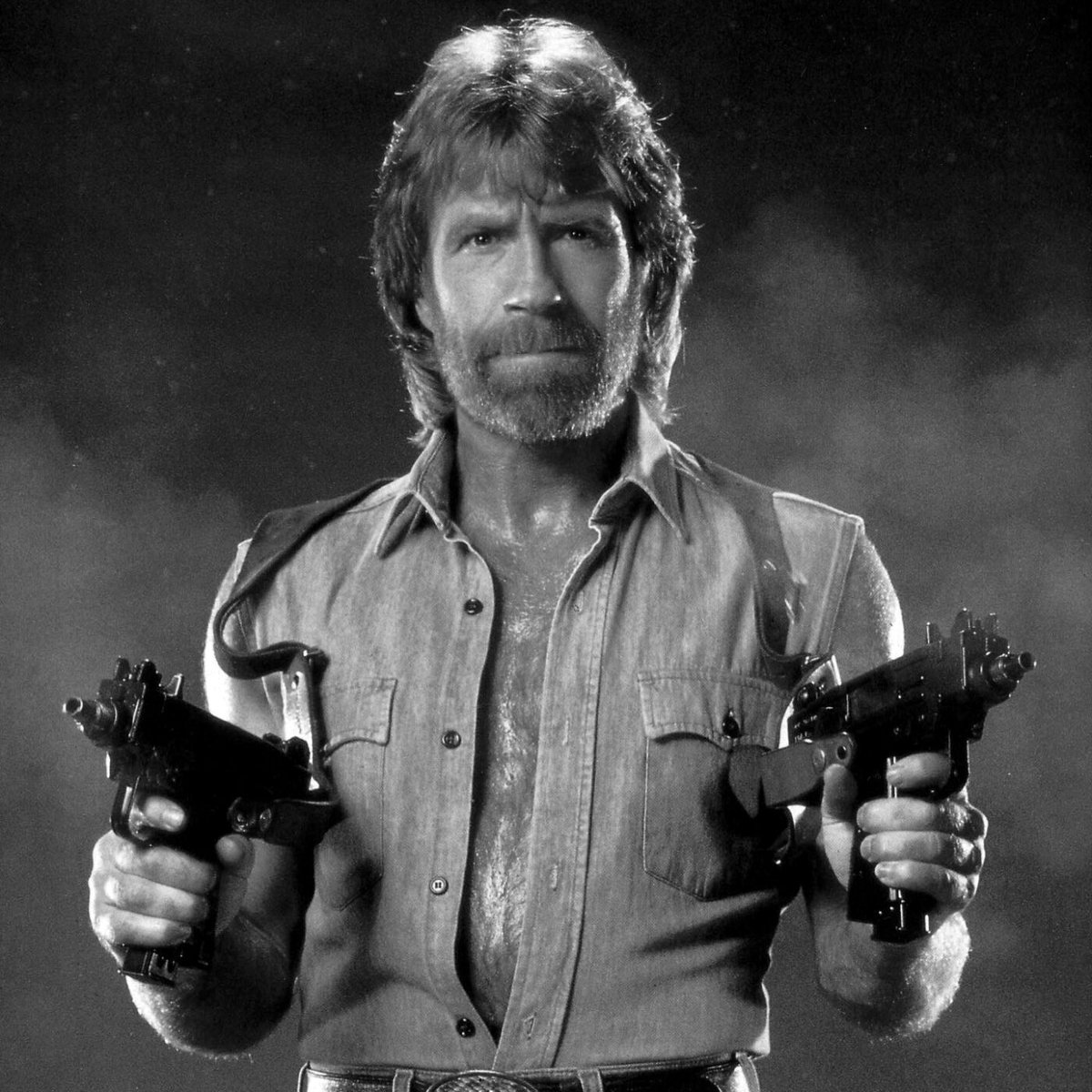 quartap4rede's tweet photo. Hoje a morte conheceu Chuck Norris. O ator e lutador faleceu hoje, aos 86 anos. A informação foi confirmada pela família. Ele iniciou a carreira no cinema em O Voo do Dragão. A partir daí, o astro se tornou um ícone do cinema de ação. Seu último trabalho foi no longa Agent Recon. https://t.co/2I8ulodljn