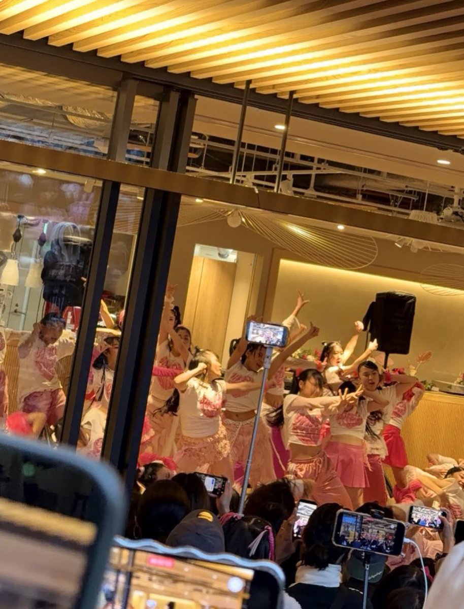 直前のViVid様のステージ💗
観に行ったけど人やばすぎて隙間見つけて手上げて撮ってこれ🥹
るーちゃんは奥でめちゃくちゃ女神の笑顔で子供達を見守っていた👼