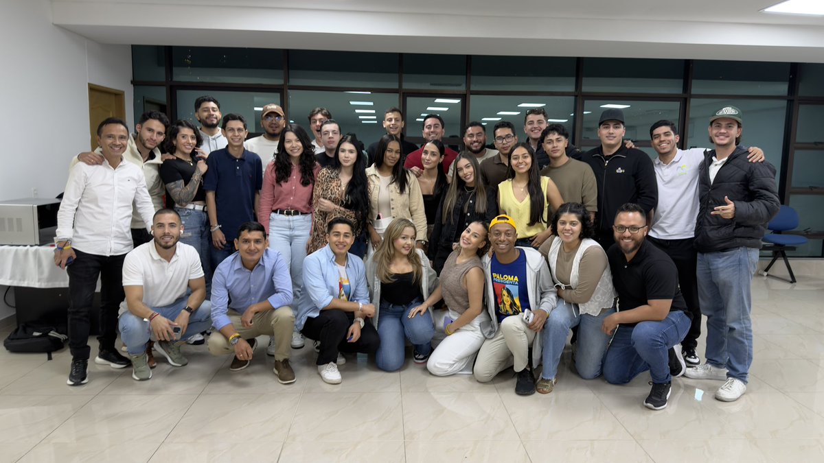 JovenSebaslopez's tweet photo. Nuestra primera reunión con los capitanes de jóvenes con Sebas López. Estamos dispuestos a darla toda por @PalomaValenciaL @sebaslopezv https://t.co/zK3uBGtLtN