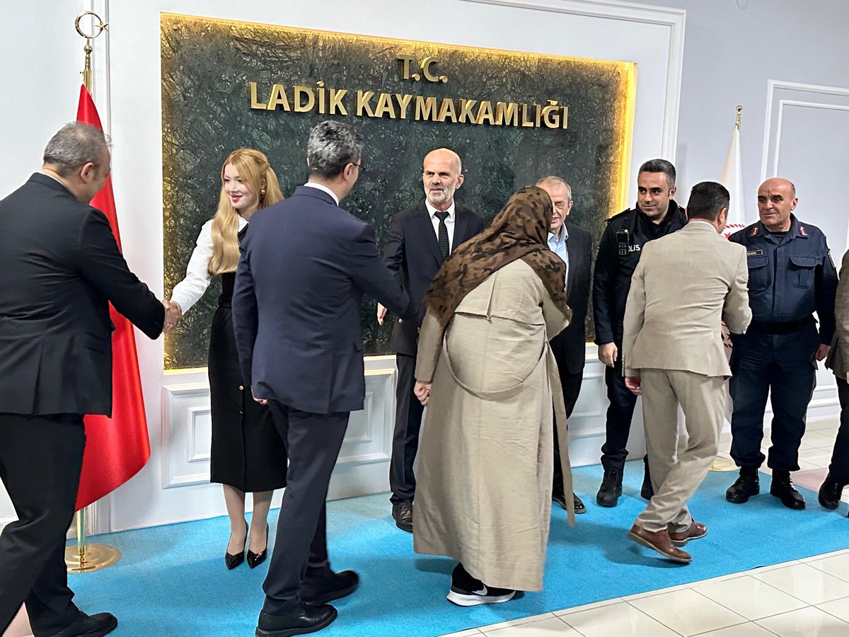 TC_Ladik's tweet photo. Kaymakamımız Sayın Tuğçe Orhan; Belediye Başkanı Sayın Adnan Topal ve Belediye Başkan Yardımcısı Sayın Fikret Baştan ile birlikte, Kaymakamlığımızda düzenlenen bayramlaşma programında kurum amirleri ve mahalle muhtarlarımızla bir araya gelerek bayramlaştı. https://t.co/6o0CAWiK1A