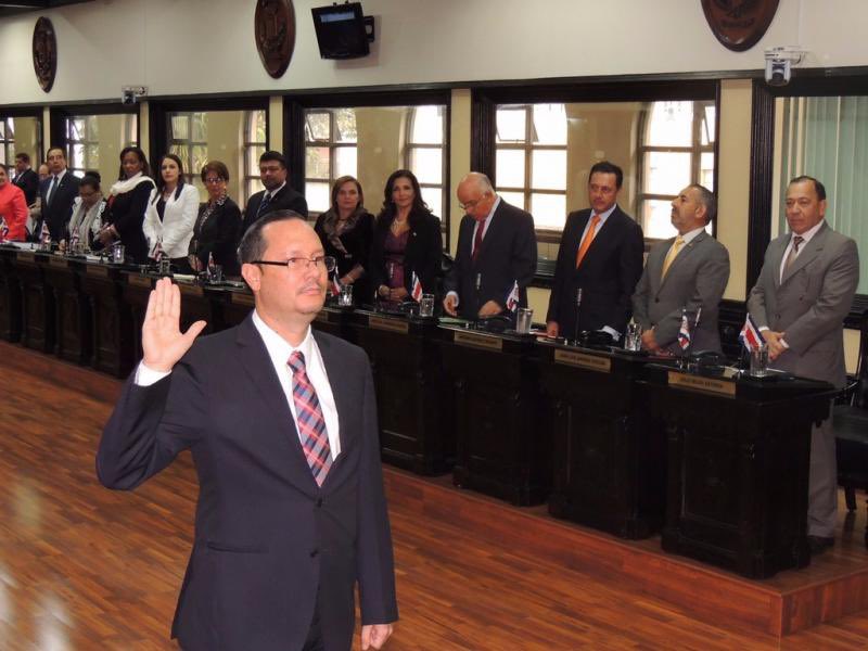 RBCNoticiasGT's tweet photo. #MundoRBC |🚨 Extradición histórica: Celso Gamboa Sánchez, exministro de Seguridad (2014-2015), exmagistrado de la Sala III del Poder Judicial y exfiscal adjunto de #CostaRica, fue extraditado este 20 de marzo 2026 a Estados Unidos.

Acusado por la justicia estadounidense de conspiración para fabricar y distribuir cocaína con destino a EE.UU., y complicidad en narcotráfico internacional.

Junto con Edwin López Vega ("Pecho de Rata"), abordó un avión de la DEA desde el aeropuerto Juan Santamaría rumbo a Texas (Eastern District), donde enfrentará cargos que podrían llevar a pena mínima de 10 años (hasta 50 años según garantías).

Primer caso bajo la reforma constitucional costarricense de 2025 que permite extraditar nacionales por narcotráfico.

#ExtradicionCelsoGamboa #Narcotrafico #CostaRica #DEA