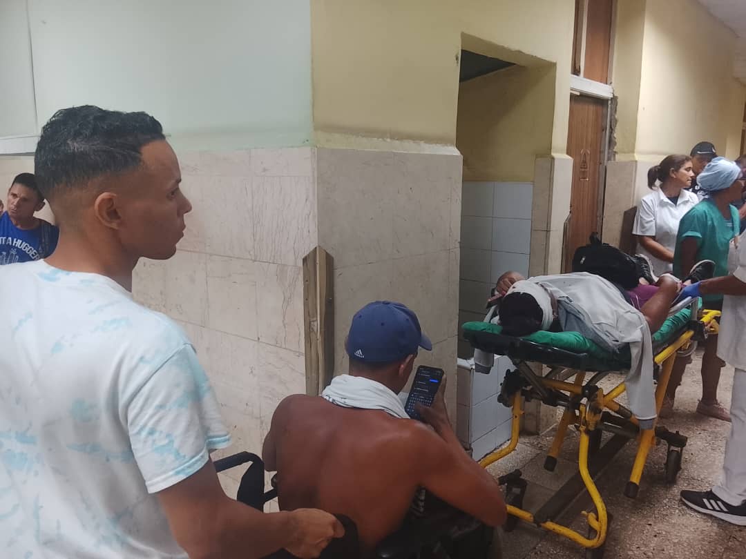 Un saldo de 12 lesionados deja accidente de tránsito en #CautoCristo, tras la colisión hoy de dos ómnibus de pasajeros. Del total de lesionados solo está involucrado un menor de edad, lactante, remitido al Hospital infantil de #Bayamo sin aparentes complicaciones.
 #Cuba