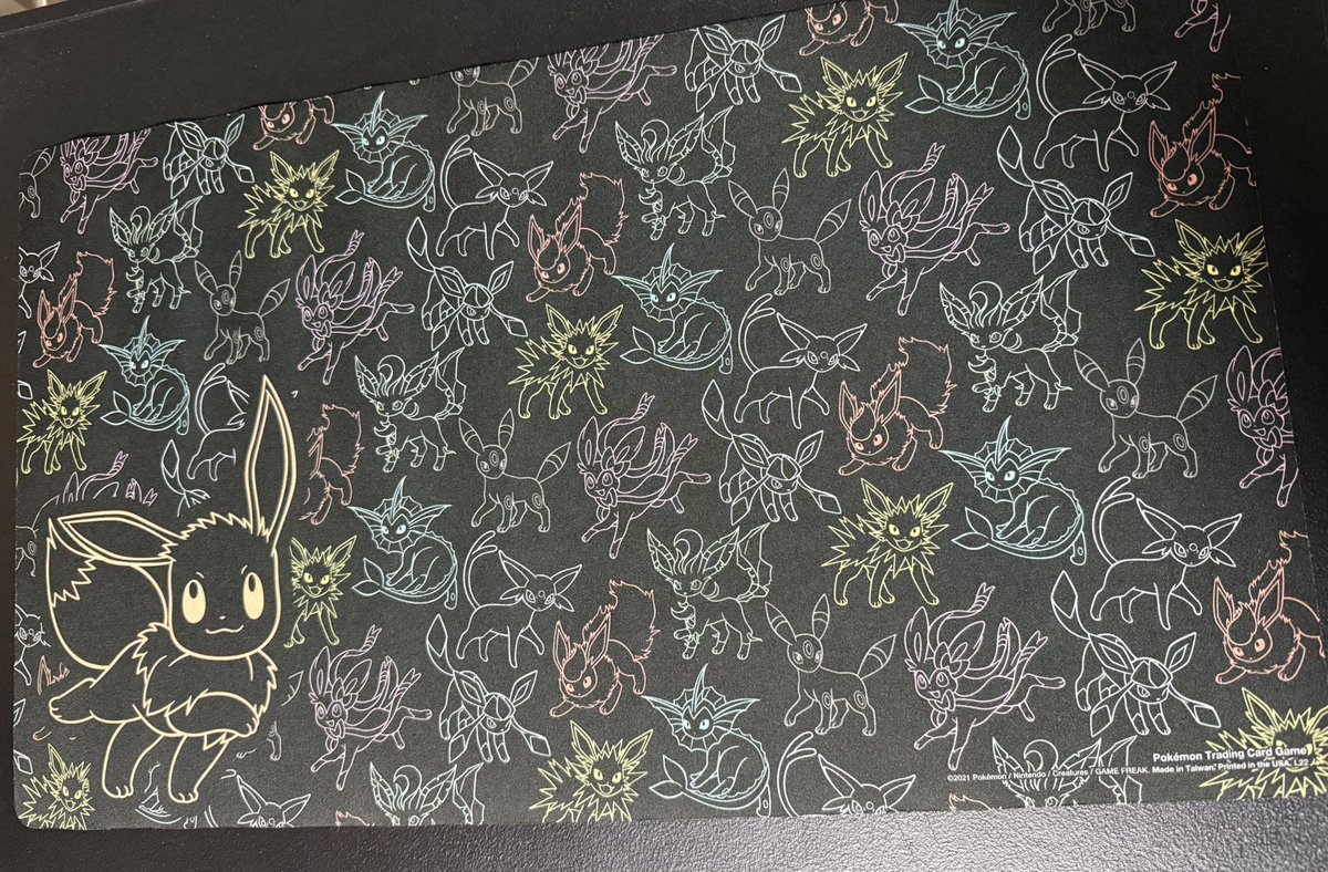 yan53598935's tweet image. Picked up this Eevee playmat at a local Pokémon shop today for about $40 and I’m really happy with it.  
#PokemonTCG #playmat
