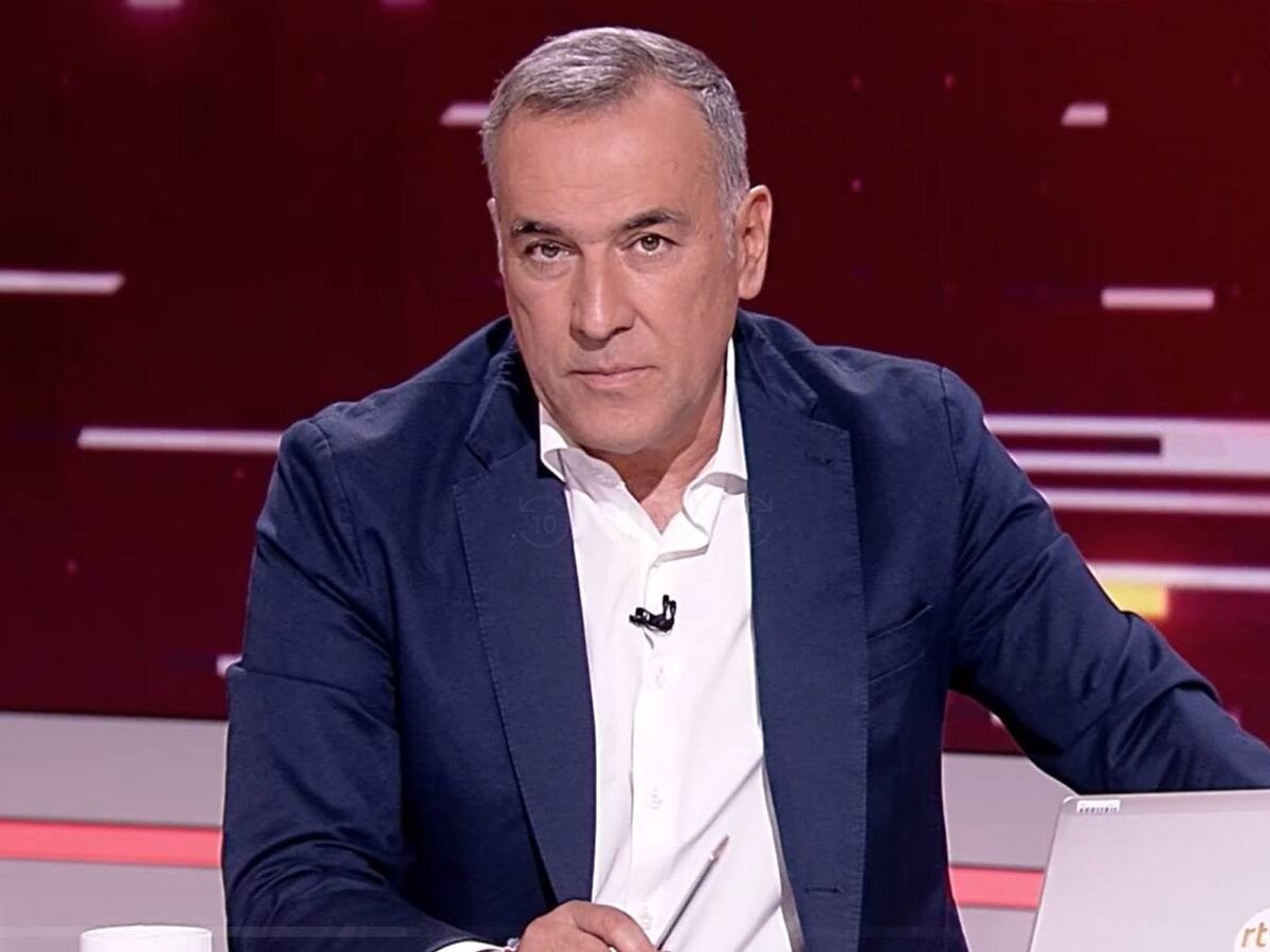 Este señor tiene un programa diario en la televisión pública, lleva años dedicándose a atacar a una formación política democrática y legítima como Podemos, mientras sienta en su mesa a periodistas ultras que han publicado noticias falsas a los que no cuestiona. Es repugnante