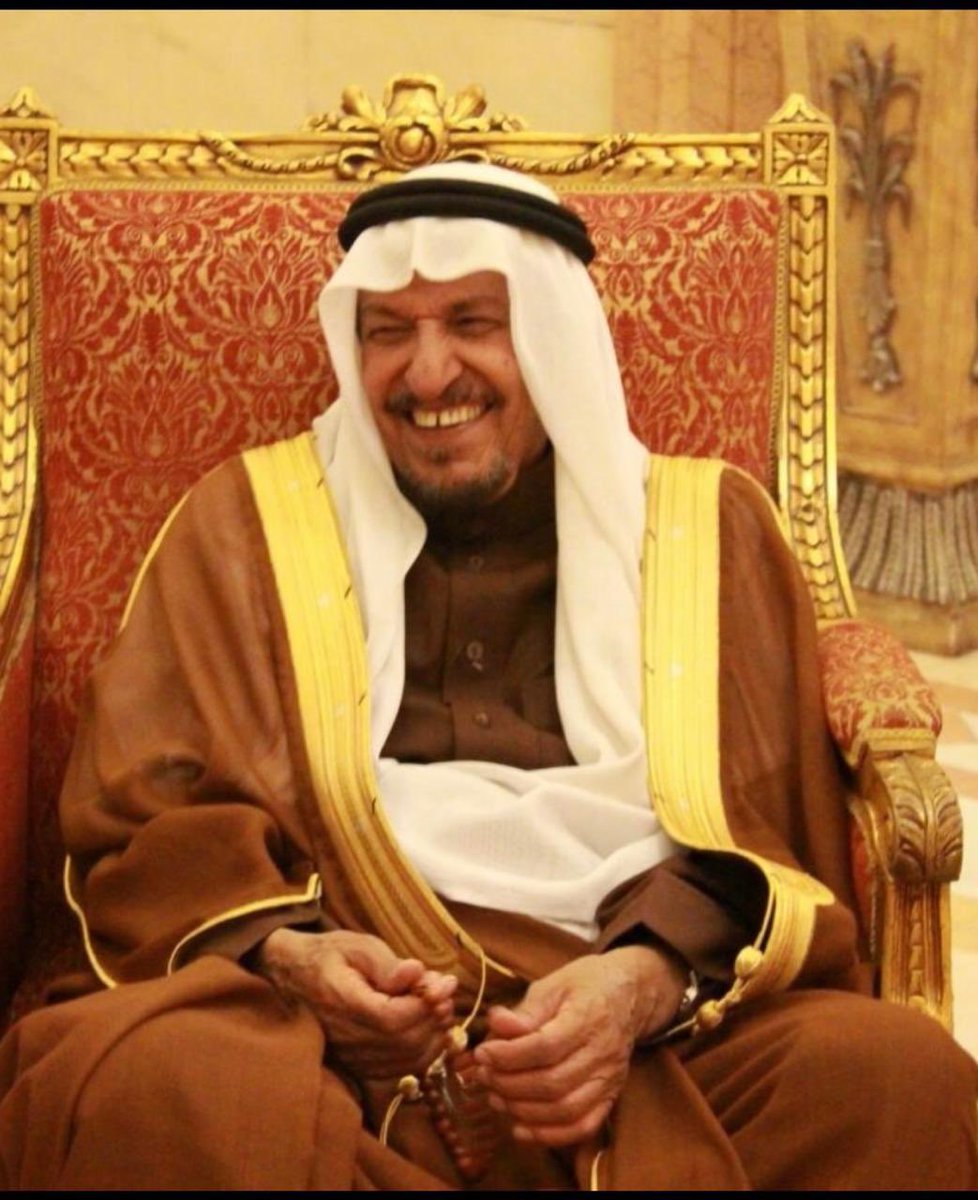 sltanaaslatn's tweet photo. وجعُ أبي لا يهدأ… والعيد يعود لنستجيب لوصيته: ابتسموا… افرحوا

يأتي العيد هذا العام… وعلى شفاهنا شيءٌ من الابتسام، وفي قلوبنا شيءٌ لا يُحتمل. مزيجٌ لا يُفسَّر؛ فرحٌ نحاول أن نُظهره، ووجعٌ لا نستطيع أن نخفيه. يأتي العيد… لكن أبي لا يأتي.

نبحث عنه في تفاصيل اليوم… في الباب حين يُفتح، في المجلس حين يمتلئ، في الوجوه حين تتلاقى، في ابتسامته الساحرة، وفي حديثه البلسم الشجيّ، البليغ، الفصيح، التوعوي، التثقيفي؛ فلا نجد إلا غيابه حاضرًا أكثر من أي حضور. كان العيد يبدأ به… وينتهي إليه… وكان إذا حضر، حضر معه كل شيء

أبي، ثابت بن سلطان… لم يكن كأي أب، ولم يكن اسمه وصفًا عابرًا، بل كان حقيقةً تمشي على الأرض. ثابتًا في مواقفه، ثابتًا في محبته، ثابتًا في كل شيء… حتى في غيابه، بقي ثابتًا في قلوبنا لا يتزحزح.

سنين طويلة… كان يلازم الحرم طوال شهر رمضان، منقطعًا للعبادة، منصرفًا إلى ربه، وكأن الدنيا لا تعنيه. ثم ما إن يُصلي العيد، حتى يعود إلينا، لا عودة عابر، بل عودة روحٍ إلى جسدها. يعود ليُعيد تعريف العيد فينا… لا كطقسٍ يُؤدّى، بل كقيمةٍ تُعاش.

كان يرى أن العيد اجتماعًا مقدسًا مع الأهل… اجتماعَ دفءٍ ومودّة وفرح وبهجة وسعادة … وكان يفرح بنا أكثر مما نفرح نحن. يطوف بيننا بنظراته قبل خطواته، يملأ المكان حضورًا، ويزرع فينا شعورًا لا يُشترى ولا يُوصف… شعورًا بأن كل شيء بخير، ما دام هو بيننا

واليوم… كل شيء كما هو… إلا هو.

أيُّ مفارقةٍ هذه، أن يوصينا بالفرح، ونقف عاجزين عنه،  أن يعلّمنا أن العيد سعادة، ونقف أمامه ونحن نُخفي دموعنا؟ نحاول أن نكون كما أراد… أن نبتسم، أن نجتمع، أن نحافظ على تلك الروح التي أحبها، لكن القلوب… القلوب يا أبي لا تُجامل.

نلتفت إلى وصاياه لنا… فنجد فيها طوق النجاة. أوصانا بأهلنا، وبأصحابه ومعارفنا، وبآل سعد خاصة، أن نبقى كما كنا: قلبًا واحدًا، يدًا واحدة، ومودّةً لا تنقطع. وكأنه كان يرى هذا اليوم، ويعرف أن غيابه سيكسرنا، فترك لنا ما يجبرنا: “كونوا معًا… ففي اجتماعكم بقاءٌ لي”

نحاول أن نراك في بعضنا… في أخٍ يحمل ملامحك، في حفيدٍ يضحك بطريقتك، في مجلسٍ لا يزال يحتفظ برائحتك. نحاول أن نُبقيك حيًا كما كنت… لا في الذكرى فقط، بل في السلوك، في الكلمة، في الوفاء.

نحن لا نمدحك يا أبي… فمثلك لا يحتاج مدحًا. نحن ندوّنك… نكتبك كما كنت: رجلًا أخذ أجمل الصفات والسمات، وردّها معطّرةً بأثره، وأخذ من المراجل سنامها فصار بها عَلَمًا، وأمسك بالقيم فجعلها واسطة العقد في سلوكه. رجلًا لا يُشبهه أحد… ولا يُعوَّض غيابه.

نفتقدك في أشياء لا تُرى… في صوتٍ كان يسبقنا، في يدٍ كانت تحتوي رؤوسنا، في نظرةٍ كانت تُعيد ترتيب الفوضى داخلنا. نفتقدك في العيد أكثر… لأنك كنت العيد.

ومع ذلك… سنجتمع. سنجلس كما كنت تحب. سنحاول أن نُحيي الفرح… لا لأننا قادرون عليه، بل لأنك أوصيتنا به. سنبتسم… احترامًا لوصيتك، وسنبكي… وفاءً لك.

العيد يا أبي… لم يعد كما كان، لكنه لم يخلُ منك. أنت فيه… في دعائنا، في حديثنا، في صمتنا، في تلك الغصّة التي لا تزول.

سنمضي كما أردت… وسنحمل اسمك كما يليق بك…
وسيبقى وجعك فينا… لا ليكسرنا، بل ليُذكّرنا كم كنت عظيمًا

رحمك الله يا أبي…
وجعل لك في كل عيدٍ دعوةً لا تُرد
وجمعنا بك في عيدٍ لا فراق بعده… حيث لا وجع… ولا غياب.

وقفة1:
العيد حلّ يا أقرب إنسان
من بين ناسي والملايين
شوفتك غاية قلبي الآن
وشوفتك وقت العيد عيدين

وقفة2:
عيدٌ بأيِّ حالٍ عُدتَ يا عيدُ

#عُرابيات_العيد