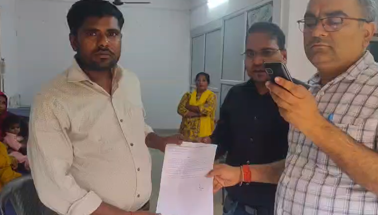 bstvlive's tweet photo. हरदोई: स्वास्थ्य टीम की छापेमारी से हड़कम्प

➡अवैध अस्पताल संचालक मौके से भागे 
➡3 अस्पताल संचालकों को नोटिस जारी
➡MOIC व नोडल अधिकारी ने मारा छापा
➡हरपालपुर इलाके का है पूरा मामला

#Hardoi #HealthRaid #IllegalHospital https://t.co/nJJ0kdlgLZ