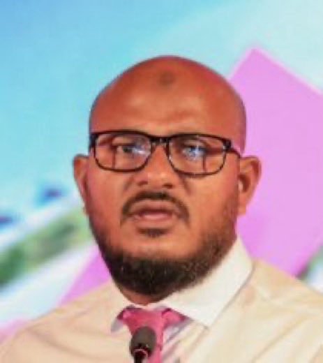 HKurusee's tweet photo. ފަލާހު އާއި ޝުޖާއުގެ މުދާތައް (ނަހަމަ ގޮތުގައި ހޯދާފާވާ) ގާނޫނެއްގެ ދަށުން ދައުލަތަށް ނެގުމަކީ ވަރަށް ގިނަ ރައްޔިތުން އެދޭކަމެއް. މިކަމަށް ބޭނުންވާ ހާއްސަ ގާނޫނެއް ފަރުމާކުރުމުގެ މަސައްކަތް މިހާރުދަނީ ކުރެވެމުން. ޑްރާފްޓް އެކުލަވާލާ، އެ ބިލް ޕަބްލިޝްކޮށް، 2029 ގެ އާ މަޖިލިސްއަށް އަންނާނީ އެ ބިލަށް ތާއީދުކޮށް ވޯޓުދޭނެ މެންބަރުން. އެ ބިލް ފާސްވުމާއެކު އާދަޔާ ހިލާފަށް ބޮޑަަށް، މަނީ ލޯންޑާކުރާ ކަމަށް، ކަޅު ފައިސާ ގެންގުޅޭކަމަށް ޝައްކުކުރެވޭ ވިޔަފާރިތަކަށް އަމާޒުކޮށް ތަހުގީގު ފެށޭނެ. ތަހުގީގު މުއްދަތުގައި މިފަރާތްތަކަަށް ދައުލަތުގެ އެއްވެސް ސްކީމަކަށް، ބިޑަކަށް ކުރިމައްޗެއް ނުލެވޭނެ، އަދި ބޭނުންވެއްޖެ ހިދެއްގައި ބޭންކް އެކައުންޓައްވެސް ހިފެހެއްޓޭނެ. ފައިސާ އެހެން ފަރާތްތަކަށް ބަދަލްކޮށްފިއްޔާ އެފަރާތްތަކުގެ މުދާތައްވެސް ހިފެއްހެއްޓޭނެ. މިކަން ކުރަން "އޮފީސް ފޯ އެސެޓް ކޮންޓްރޯލް" ކިޔާ މުއައްސަސާއެއް ގާއިމްކުރެވޭނެ. މި ބިލްގެ ޑްރާފްޓް އެކުލަވާލަމުންދަނީ ބޭރުގެ ޑިވެލޮޕްމަންޓް އެޖެންސީއެއްގެ އެހީތެރިކަމާއެކު. މިފަދަ ތަހުގީގުތަކަަށް މައުލޫމާތު ފޯރުކޮށްދޭ ފަރާތްތަކަށް، އަދި އެ މައުލޫމާތުގެ ސަބަބުން ތަހުގީގަށް ބޮޑު ކުރިއެރުމެއް ލިބިއްޖެނަމަ، ބޮޑެތި އަދަދުތަކުން އެ މައުލޫމާތު ފޯރުކޮށްދޭ ފަރާތްތަކަށް ފައިސާވެސް ހުށަހެޅޭ ނިޒާމެއް މިބިލުން ވުޖޫދުވާނެ. މިއީ އެމެރިކާ ފަދަ ބޮޑެތި ގައުމުތަކުގައި ކާމިޔާބުކަމާއެކު ޕްރެކްޓިސްކުރަމުން އަންނަ މޮޑެލްއެއް.

ވަގުންނަށް ހާސްދުވަސް، ވެރިއަކަށް އެއްދުވަސް. މިއަދު ބިންތަކާ، ސަފާރީތަކާ، ސަރުކާރު ބިޑުތަކުން އުފާ ލިބިގަނެ، މަޖާކުރޭ. 2029 އިން ފެށިގެން ސަލާންޖަހަން ޖެހިދާނެ. ހަމަ ބުނެލީ. @IbrahimShujaau @IbrahimFalahR