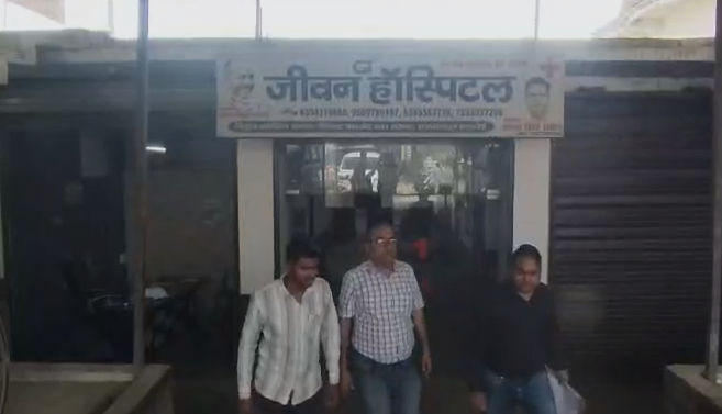 bstvlive's tweet photo. हरदोई: स्वास्थ्य टीम की छापेमारी से हड़कम्प

➡अवैध अस्पताल संचालक मौके से भागे 
➡3 अस्पताल संचालकों को नोटिस जारी
➡MOIC व नोडल अधिकारी ने मारा छापा
➡हरपालपुर इलाके का है पूरा मामला

#Hardoi #HealthRaid #IllegalHospital https://t.co/nJJ0kdlgLZ