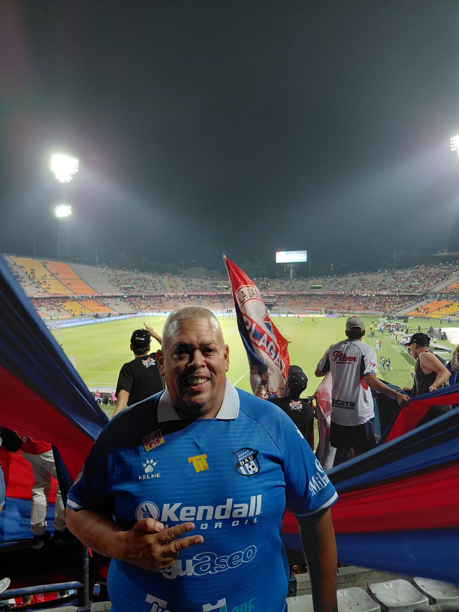 Buen día azules, no importa donde estas siempre porta  tu camiseta con orgullo. Esta vez desde el estadio Atanasio Girardot en Medellín <a href="/Jacctime/">Juan Castroverde</a> pasándola bien 😎🔵.
<a href="/ArabeUnido_/">Árabe Unido de Colón</a> <a href="/Barra_Atlantica/">Barra Atlántica</a> 
#SoyDAU