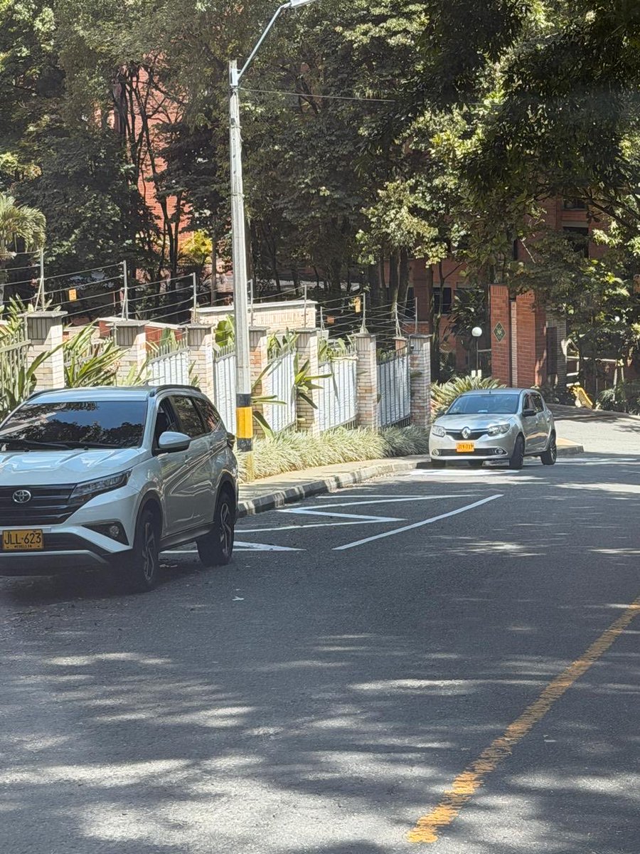 masariky's tweet photo. @sttmed  Buenos dias, saludo especial, pueden apoyarnos con una agente para controlar estos indisciplinados estacionados en la bahía en donde llega el bus del metro, están los avisos de prohibido parquear pero no los respetan Cra 35 a 5a 147 Poblado https://t.co/T2SSS6YNe5