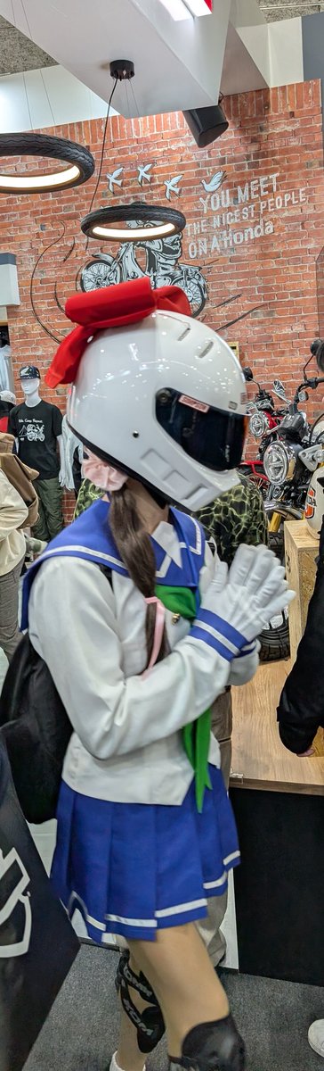 dai_chandaisuke's tweet photo. あ、ライム先輩とすれ違ったんだった…
HONDAブースでｗ https://t.co/vWBtPLJhHQ