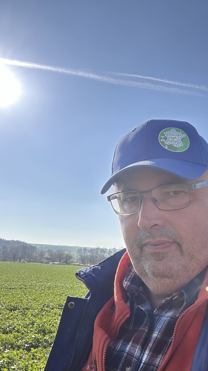 OlivierCOSTE2's tweet photo. @BONNIN1402 @Groupama @terresinovia Rien que de voir mon visage,je suis assez inquiet cet après-midi,bien évidemment pas pour les #méligéthes,mais dans la #Moutarde alimentaire #APGMB.
C’est open bar à l’intérieur de ces futurs boutons floraux ou alors peut-être,est-ce une réunion de chez Tupperware ? https://t.co/l0dGNJzWqP