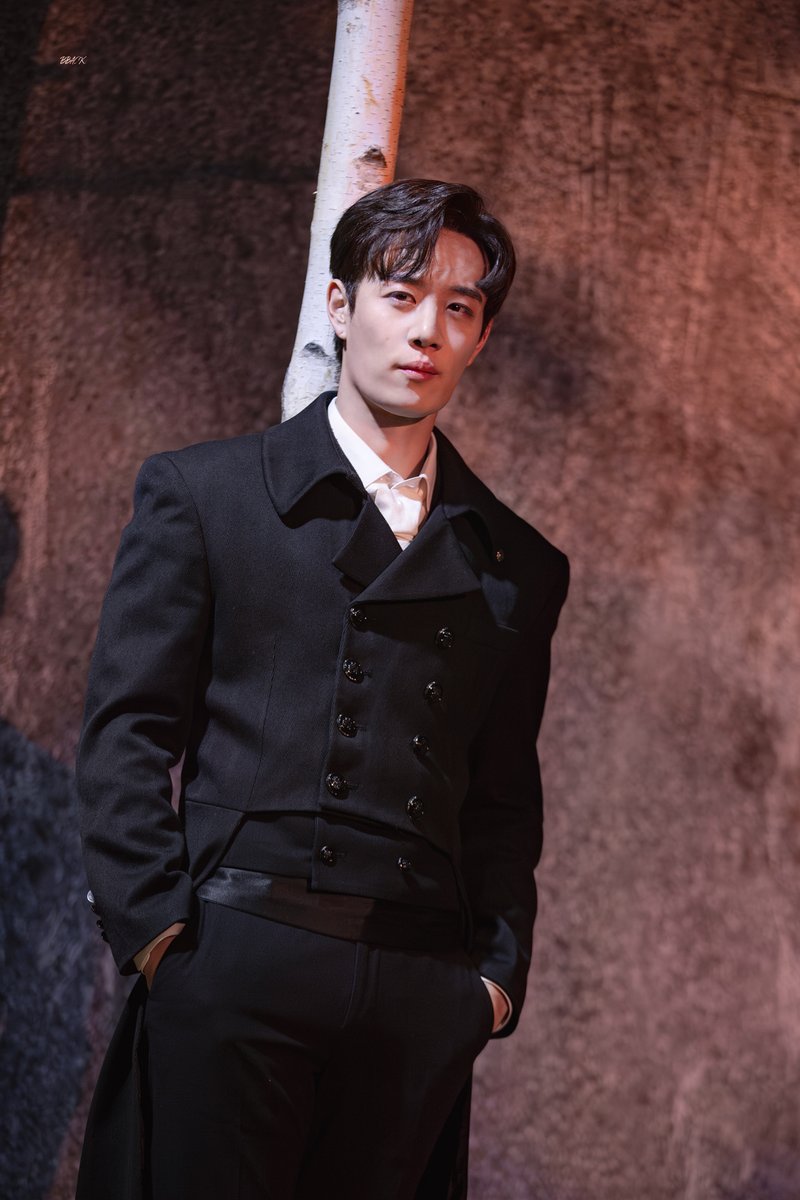 BBACK_pic's tweet photo. 240317 밤 연극 <헤르츠클란> 커튼콜

에밀 싱클레어 | #최호승 

아름다운 건 왜 우릴 스쳐 지나갈까요?
…붙잡을 수도 없는데. https://t.co/QRZ0buvTE8