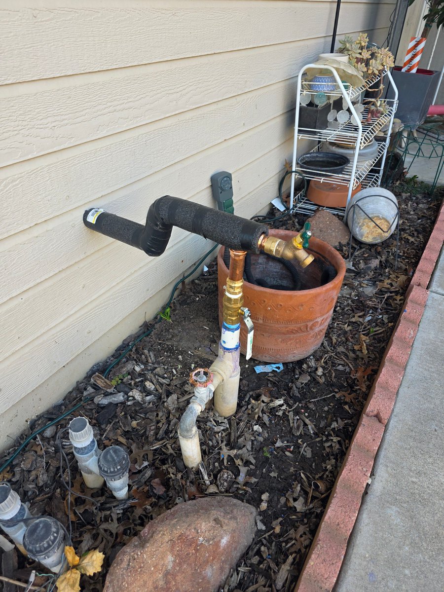 jr91668's tweet photo. We swiftly resolved a water leak issue for our client today. The problem, a cracked nipple, caused leakage at the gate valve base. Using a new ball valve and copper fittings, the issue was fixed. #WaterServiceRepair #LeakFix https://t.co/Hx6olzkFBS